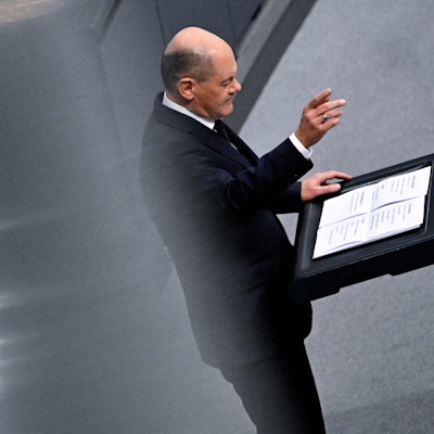 Bundeskanzler Olaf Scholz (SPD) gibt im Plenum des Deutschen Bundestages eine Regierungserklärung ab.