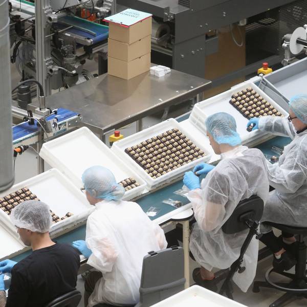 Blick in eine Produktionshalle.