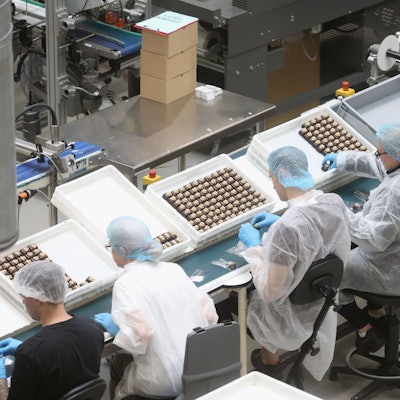 Blick in eine Produktionshalle.