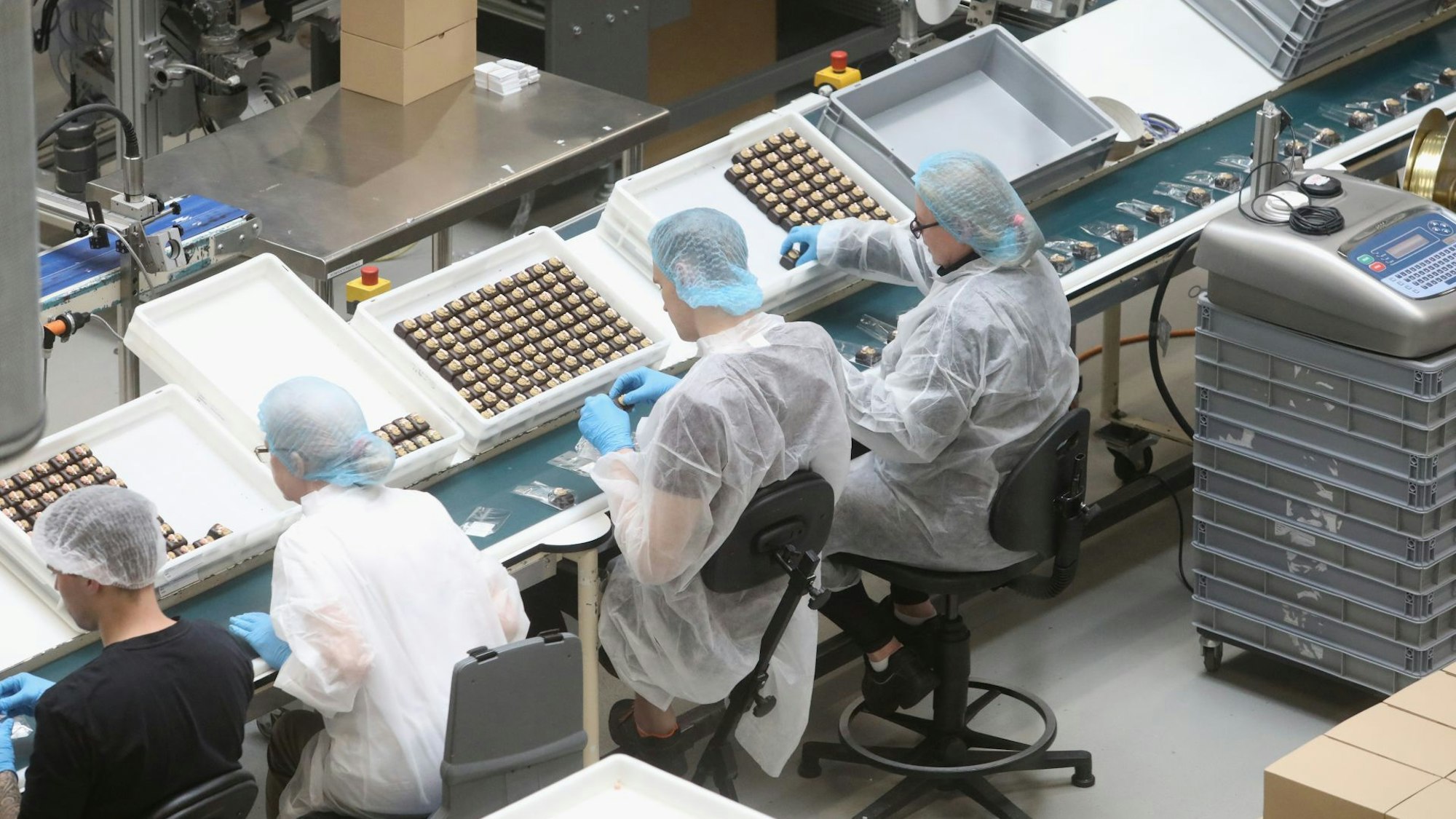 Blick in eine Produktionshalle.