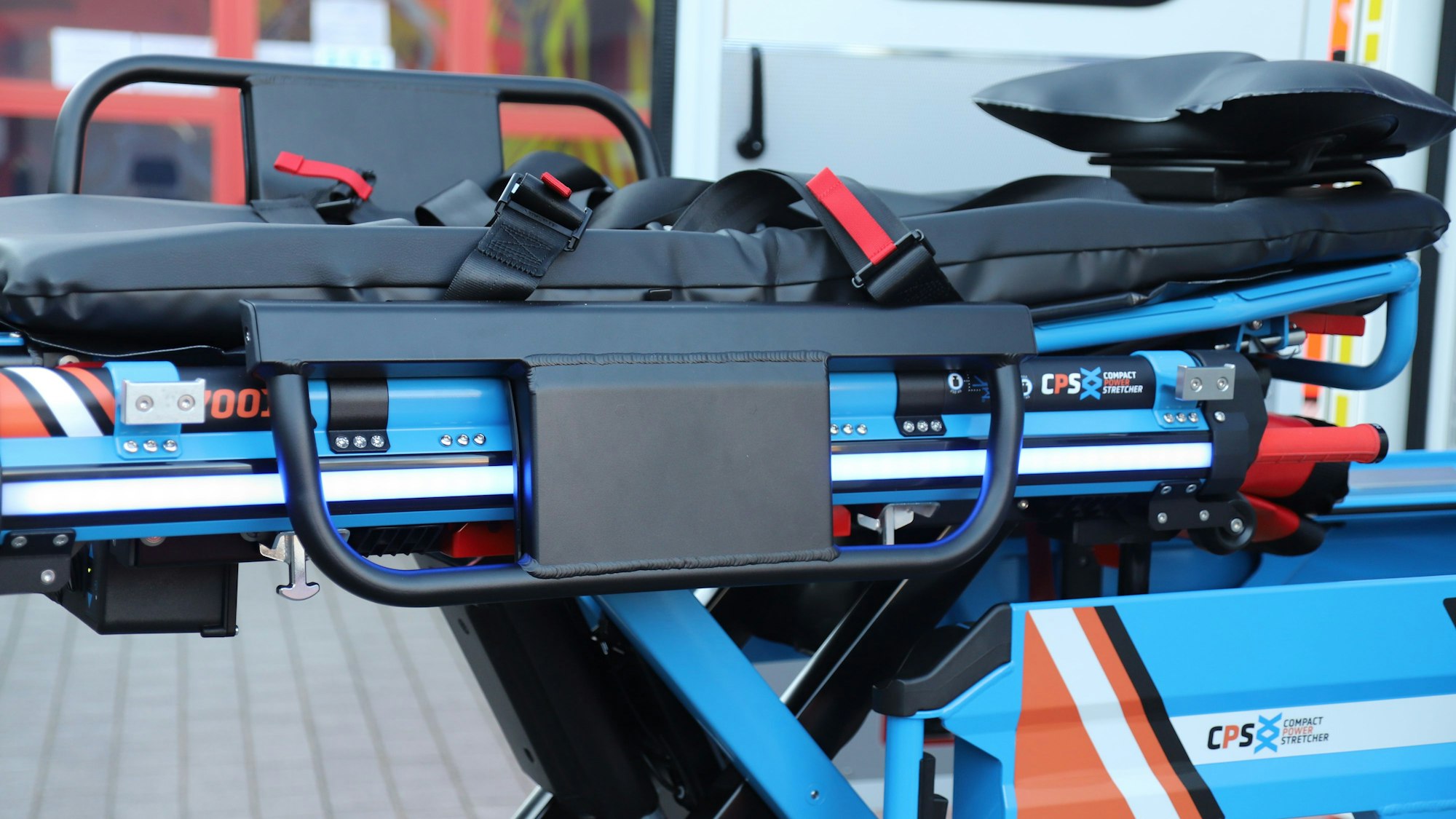 Die Trage eines Rettungswagens steht bereit.