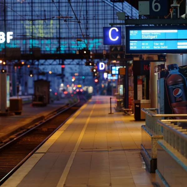 Leere Bahnsteige am Kölner Hauptbahnhof: Im Tarifstreit zwischen GDL und Deutscher Bahn drohen Streiks – auch in der Weihnachtszeit.