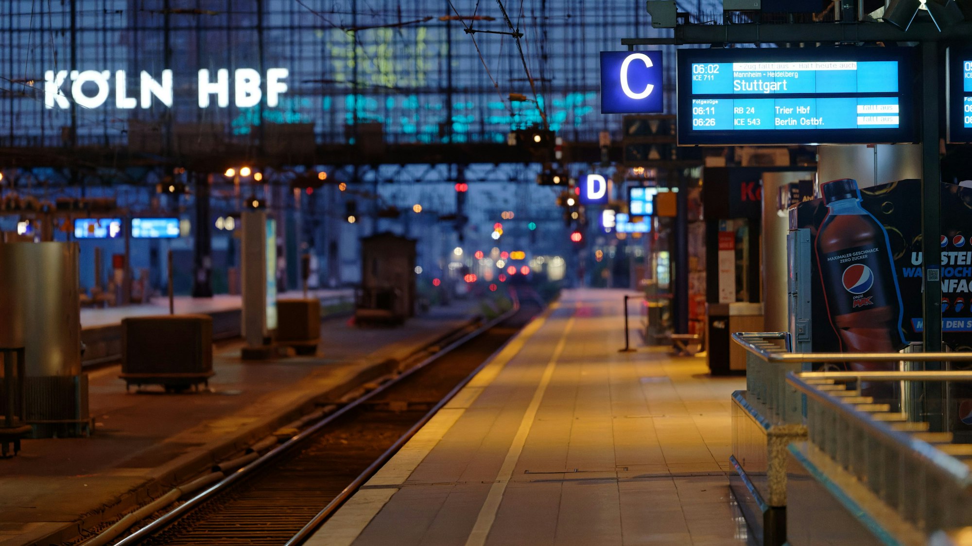 Leere Bahnsteige am Kölner Hauptbahnhof: Im Tarifstreit zwischen GDL und Deutscher Bahn drohen Streiks – auch in der Weihnachtszeit.