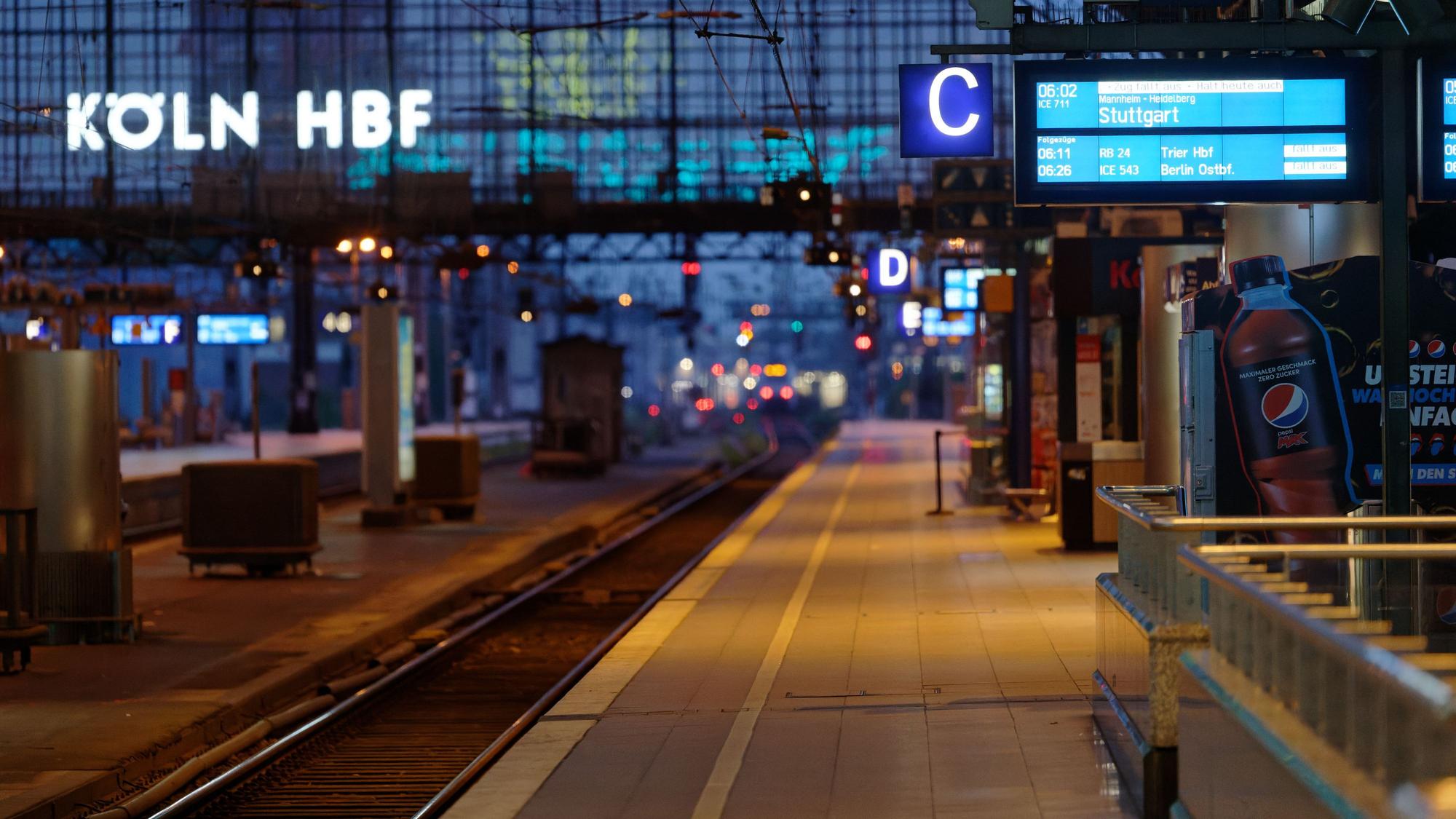 Anzeigetafeln im Hauptbahnhof verkünden streikbedingte Zugausfälle. (Symbolbild)