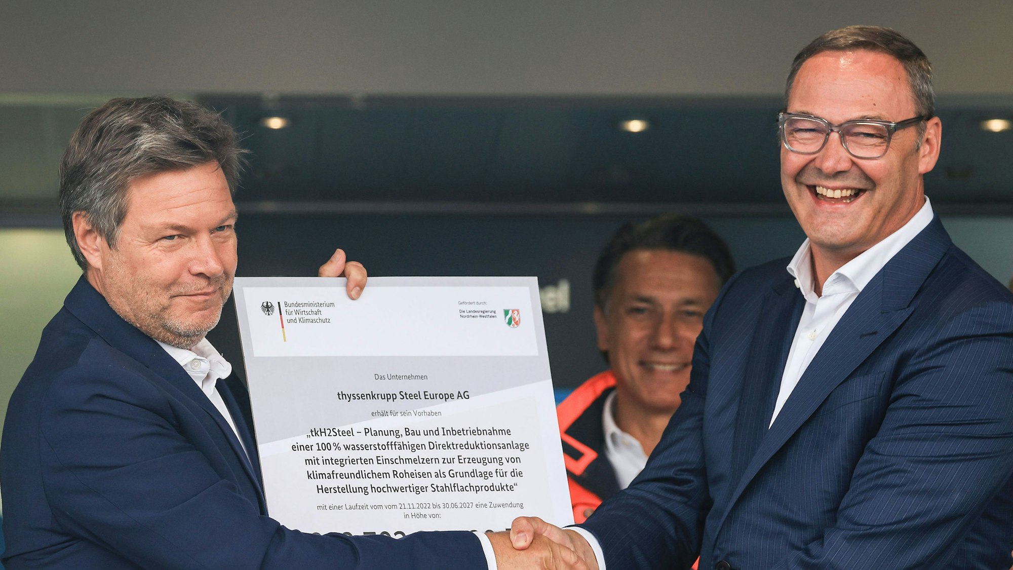 Robert Habeck (l, Grüne), Bundeswirtschaftsminister, übergibt auf dem Gelände von Thyssen-Krupp den Förderbescheid an Bernhard Osburg, Vorstand Stahl