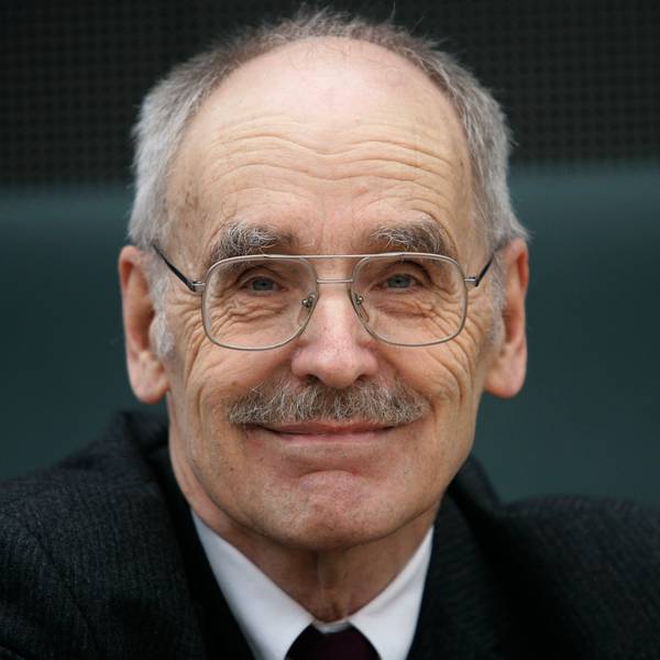 Wolfgang Pehnt lächelt in die Kamera. Er trägt eine Brille und hat einen Schnurrbart, seine Haare sind grau.