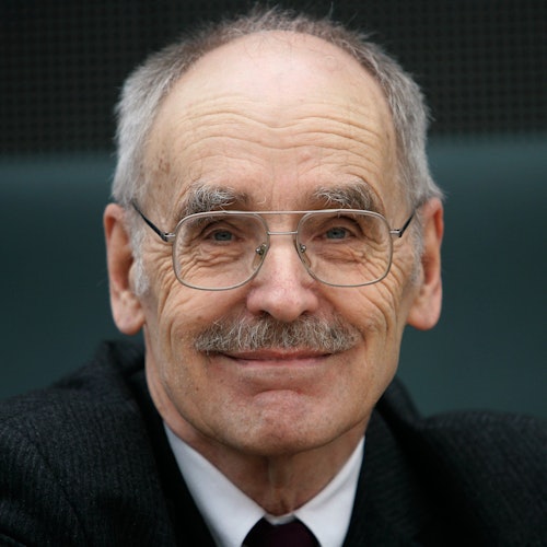 Wolfgang Pehnt lächelt in die Kamera. Er trägt eine Brille und hat einen Schnurrbart, seine Haare sind grau.