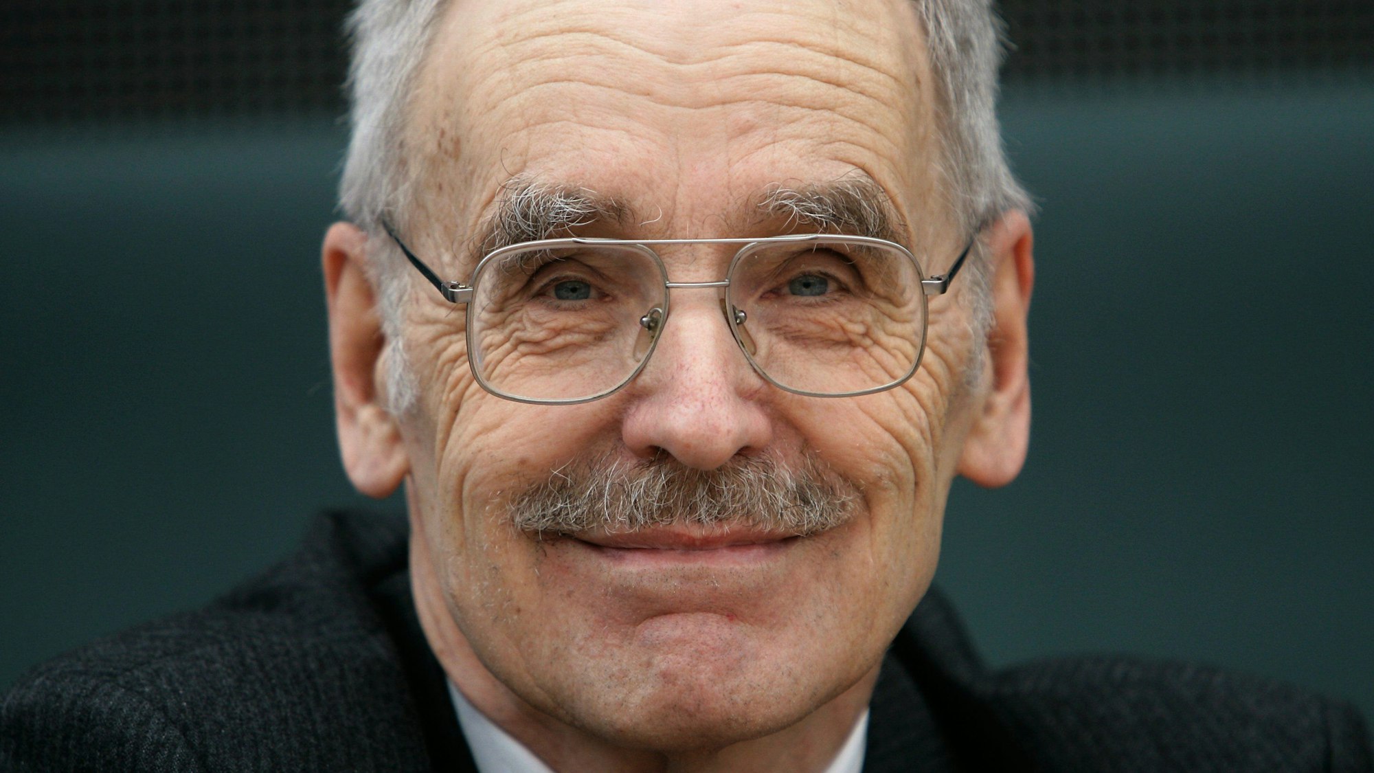 Wolfgang Pehnt lächelt in die Kamera. Er trägt eine Brille und hat einen Schnurrbart, seine Haare sind grau.