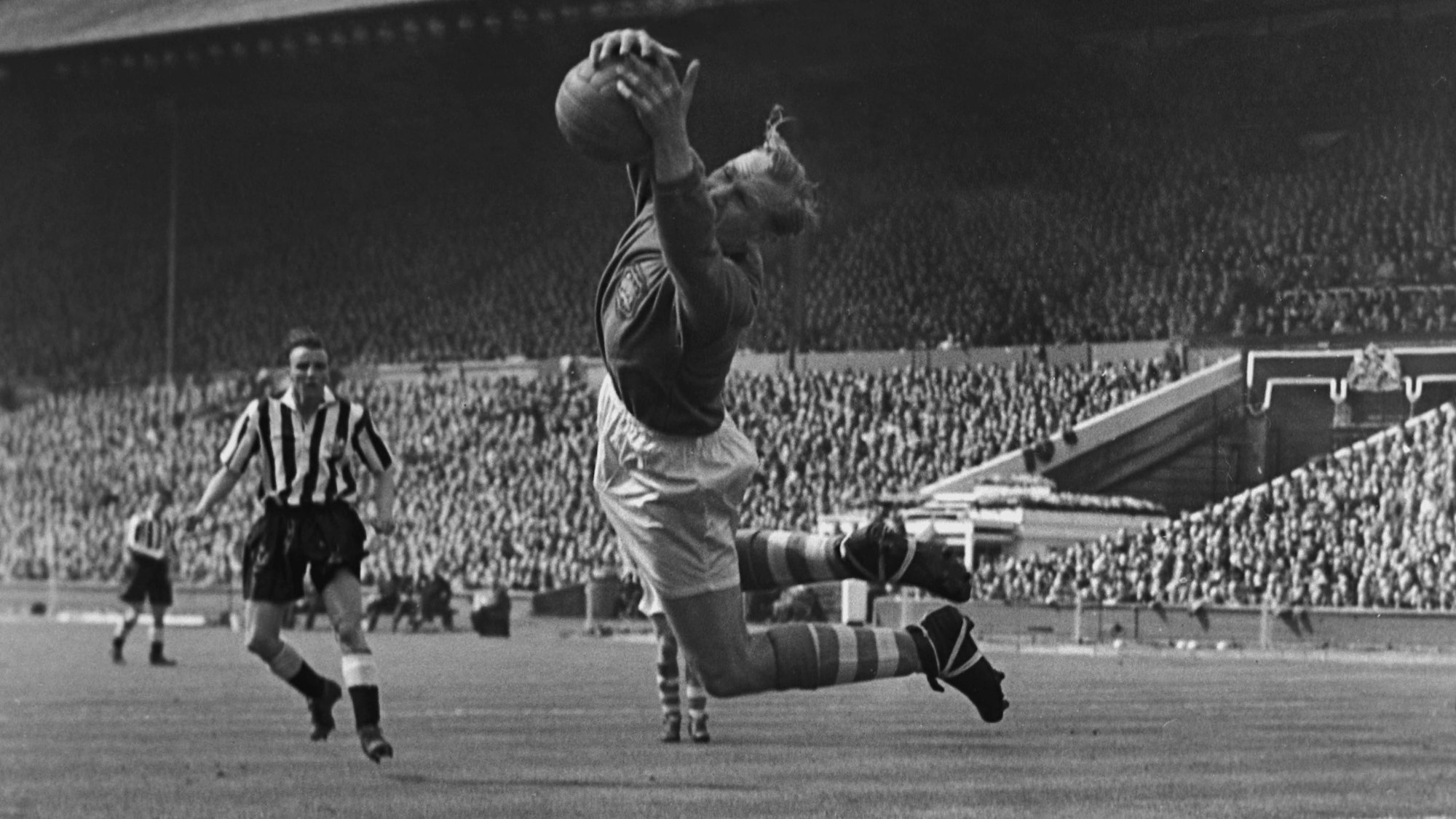 Bert Trautmann zeigt 1955 im Tor von Manchester City eine spektakuläre Parade.