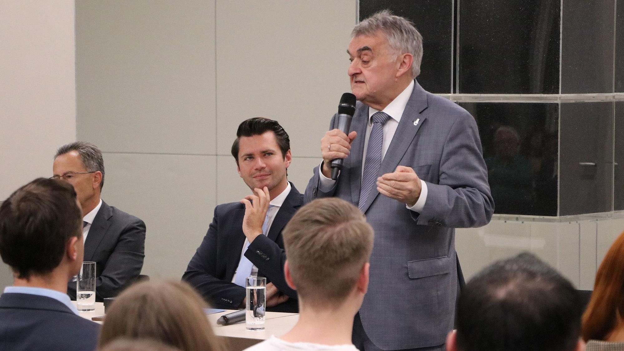 Auf dem Bild ist NRW-Innenminister Herbert Reul zu sehen, der eine Rede hält.