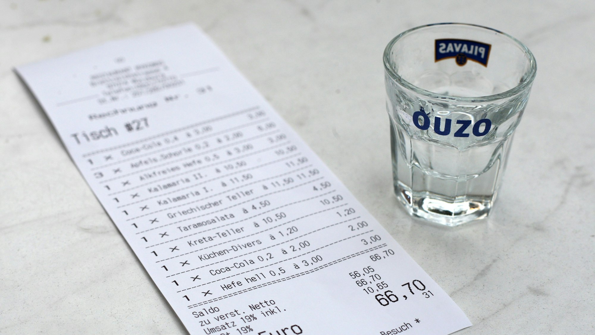 Ein Mann in Spanien täuschte regelmäßig Herzattacken vor, um nach dem Essen in teuren Restaurants seine Rechnung nicht begleichen zu müssen. (Symbolbild)