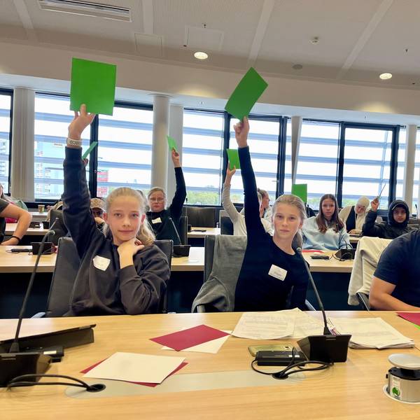 Jugendstadtrat Leverkusen 2023: Frieda Doppelfeld (2.v.l) und Marwin Klos (3.v.l)