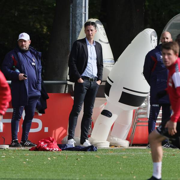 Christian Keller verfolgt das Training an Steffen Baumgarts Seite, die Kölner hoffen gegen Mönchengladbach auf die Wende.