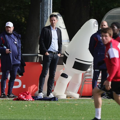 Christian Keller verfolgt das Training an Steffen Baumgarts Seite, die Kölner hoffen gegen Mönchengladbach auf die Wende.