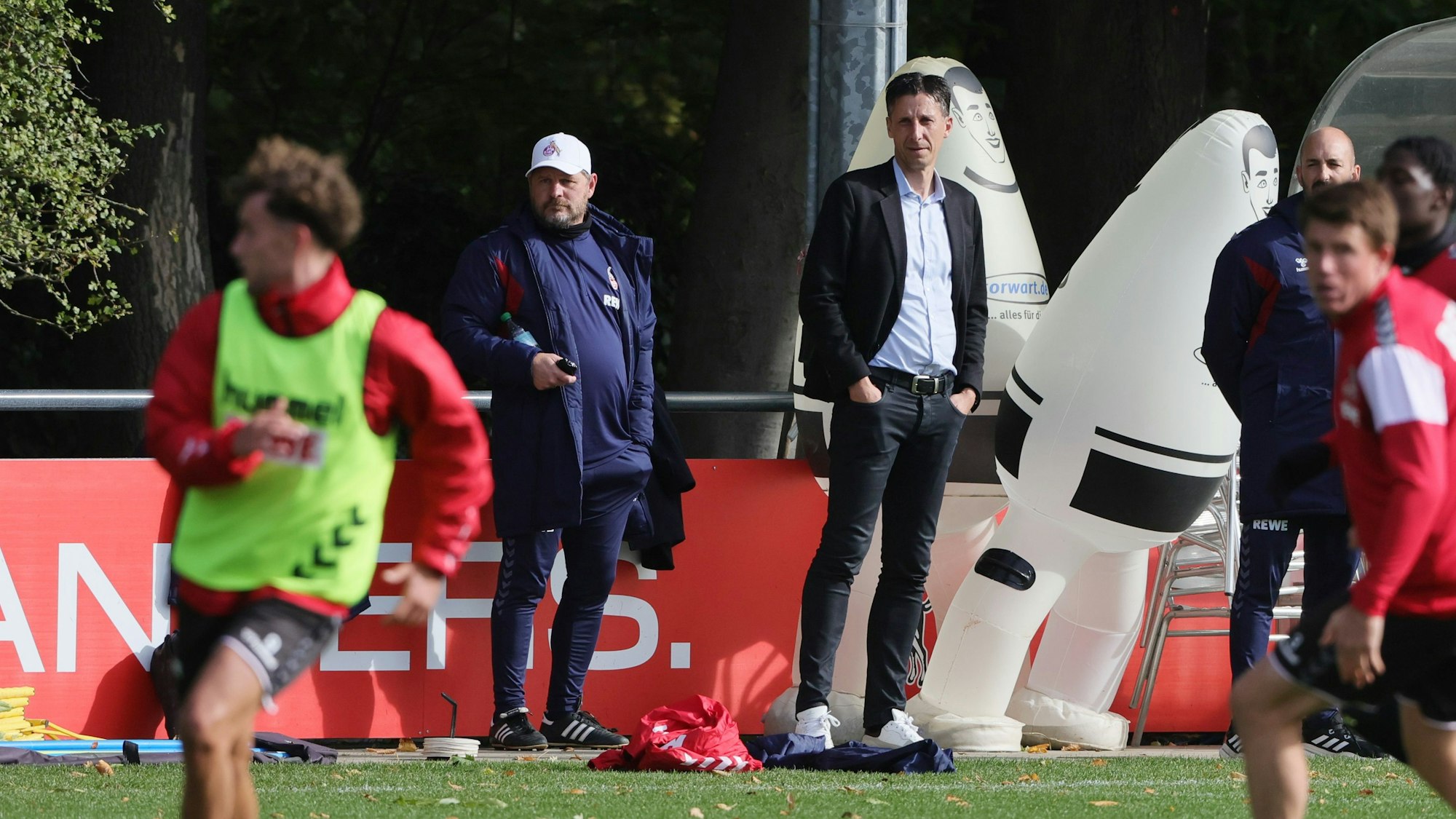 Christian Keller verfolgt das Training an Steffen Baumgarts Seite, die Kölner hoffen gegen Mönchengladbach auf die Wende.