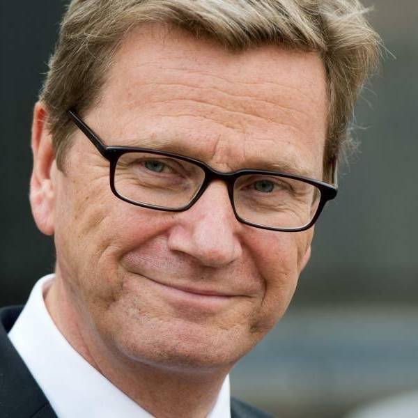 Der frühere Außenminister und FDP-Chef Westerwelle schaut an der Kamera vorbei.