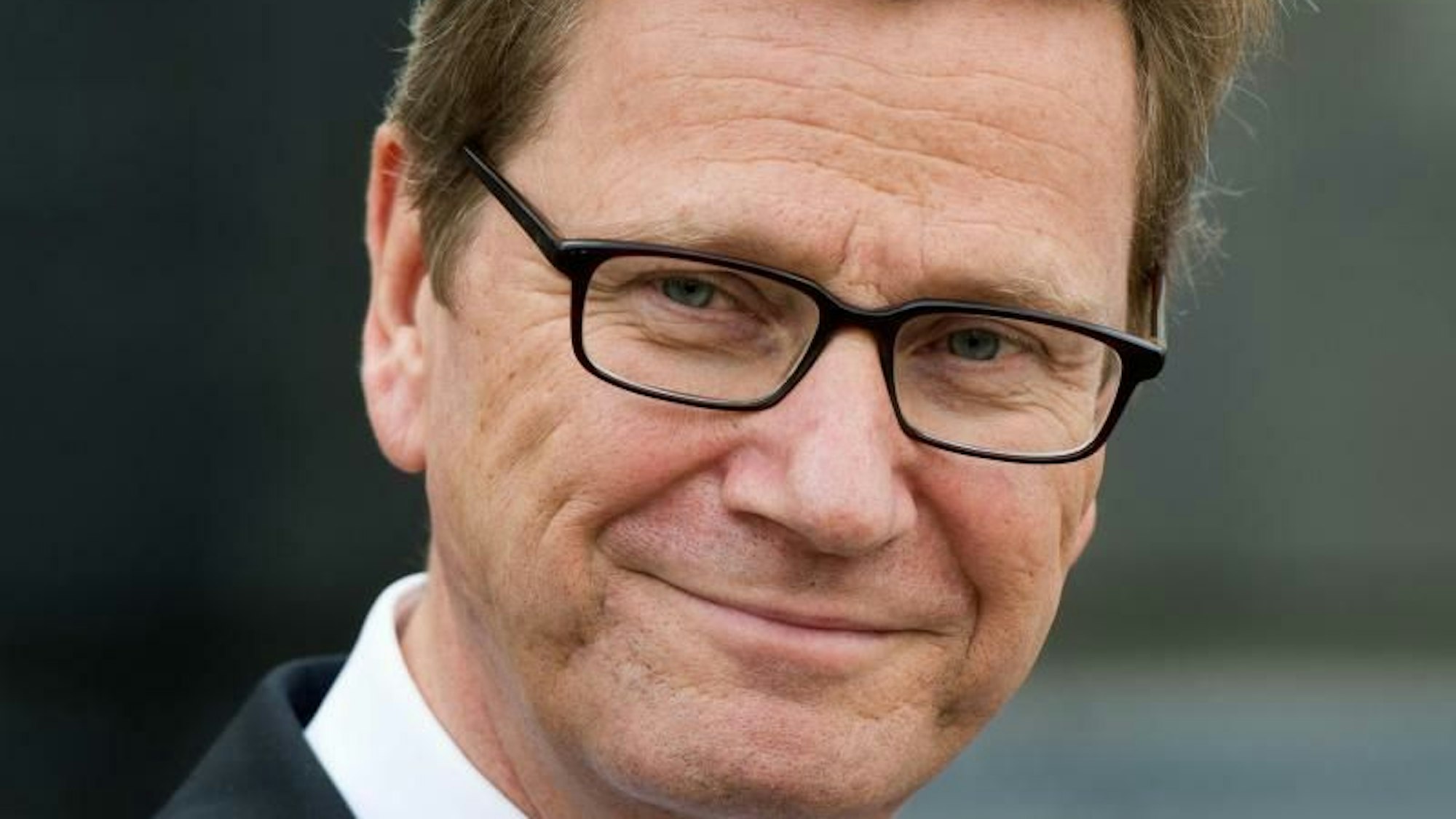 Der frühere Außenminister und FDP-Chef Westerwelle schaut an der Kamera vorbei.