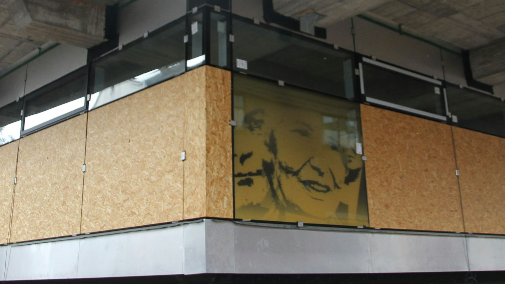 Eine gelbe Fensterscheibe an der Fassade des Rathauses zeigt ein Porträt der Schriftstellerin Ruth Rehmann