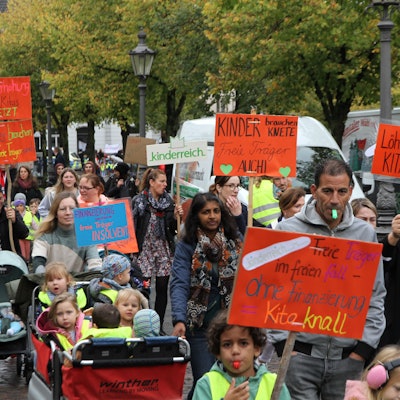 Kinder und Erwachsene laufen in einer Demonstration rund um den Siegburger Markt