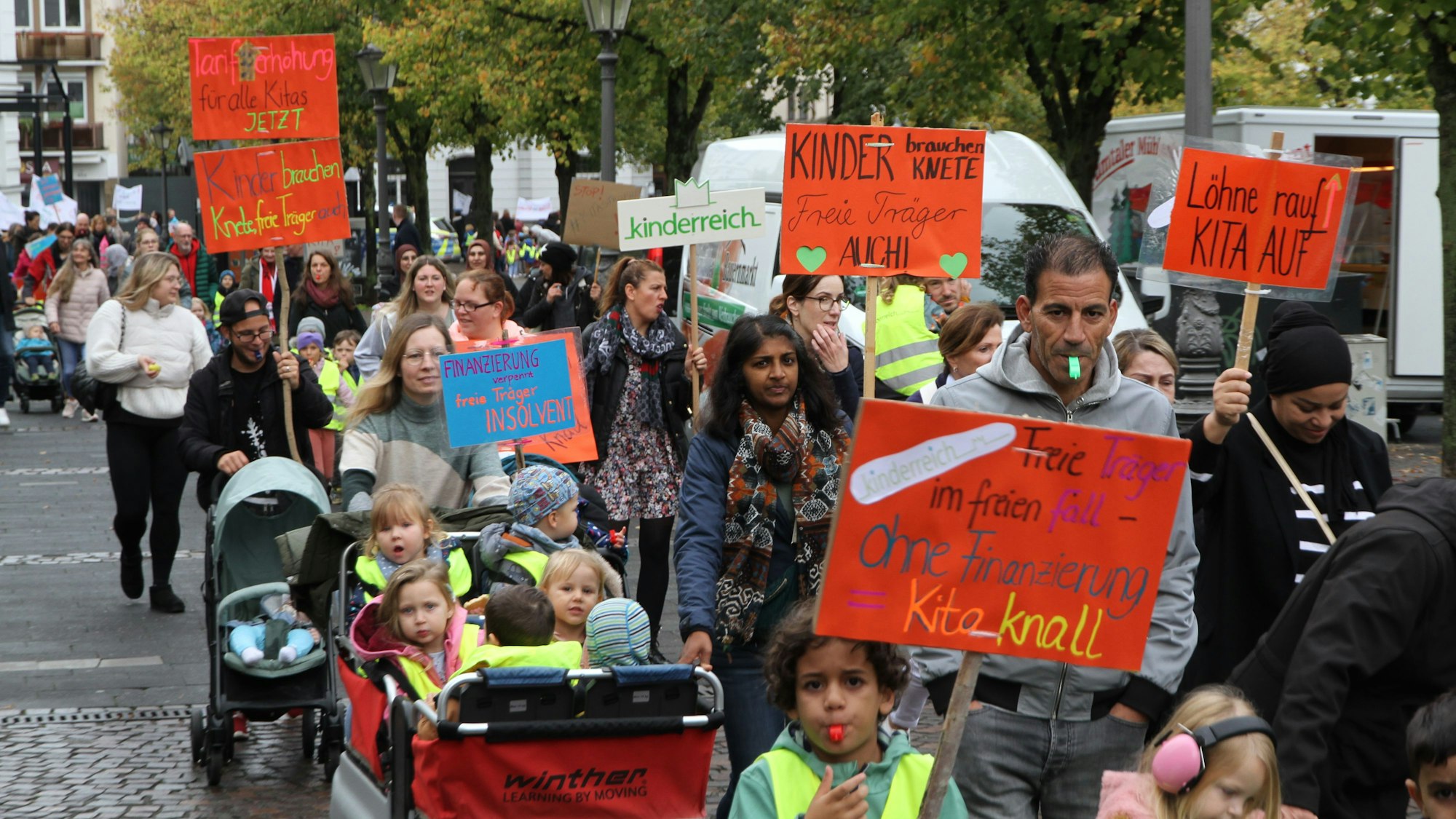 Kinder und Erwachsene laufen in einer Demonstration rund um den Siegburger Markt