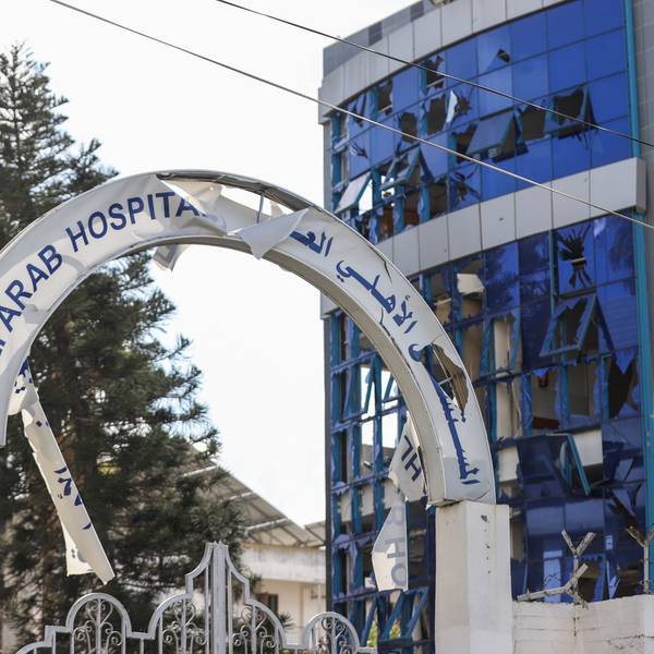 18.10.2023, Palästinensische Gebiete, Gaza-Stadt: Ein Überblick über die Verwüstungen, die durch den Angriff auf das Ahli Arab Krankenhaus verursacht wurden, bei dem Dutzende von Zivilisten getötet wurden. Foto: Mohammad Abu Elsebah/dpa +++ dpa-Bildfunk +++