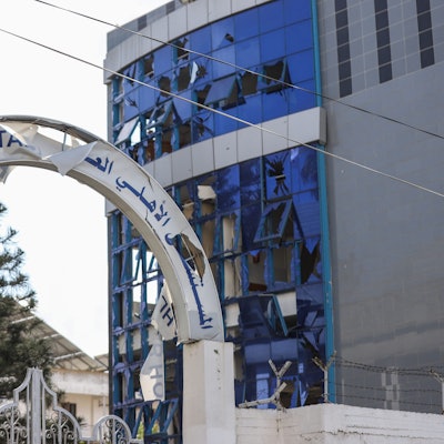 18.10.2023, Palästinensische Gebiete, Gaza-Stadt: Ein Überblick über die Verwüstungen, die durch den Angriff auf das Ahli Arab Krankenhaus verursacht wurden, bei dem Dutzende von Zivilisten getötet wurden. Foto: Mohammad Abu Elsebah/dpa +++ dpa-Bildfunk +++