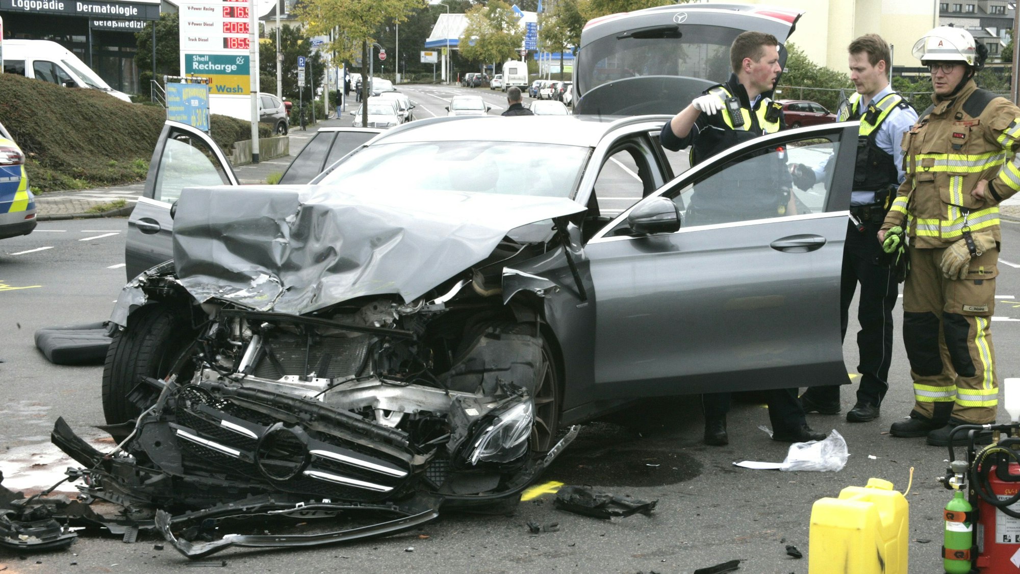 Das Bild zeigt einen beschädigten Pkw.