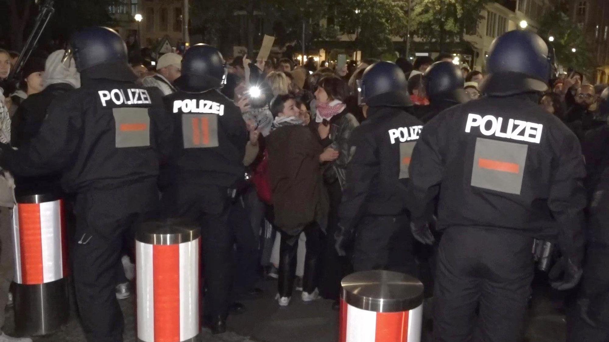 Am Auswärtigen Amt in Berlin geraten Demonstrierende mit der Polizei aneinander.