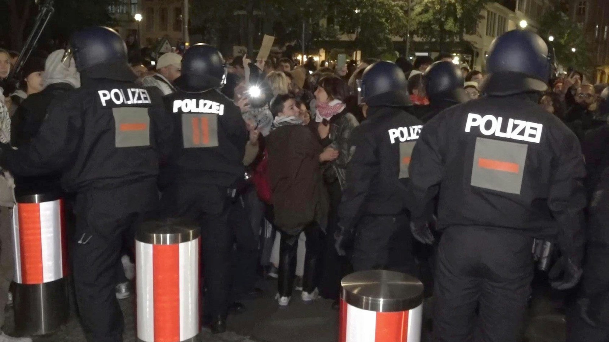 Am Auswärtigen Amt in Berlin geraten Demonstrierende mit der Polizei aneinander.