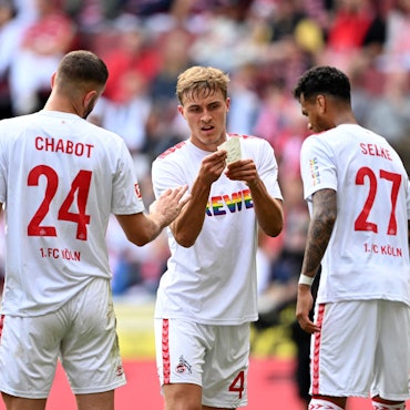 Timo Hübers, Jeff Chabot und Davie Selke besprechen sich während der Bundesliga-Partie gegen den VfB Stuttgart.