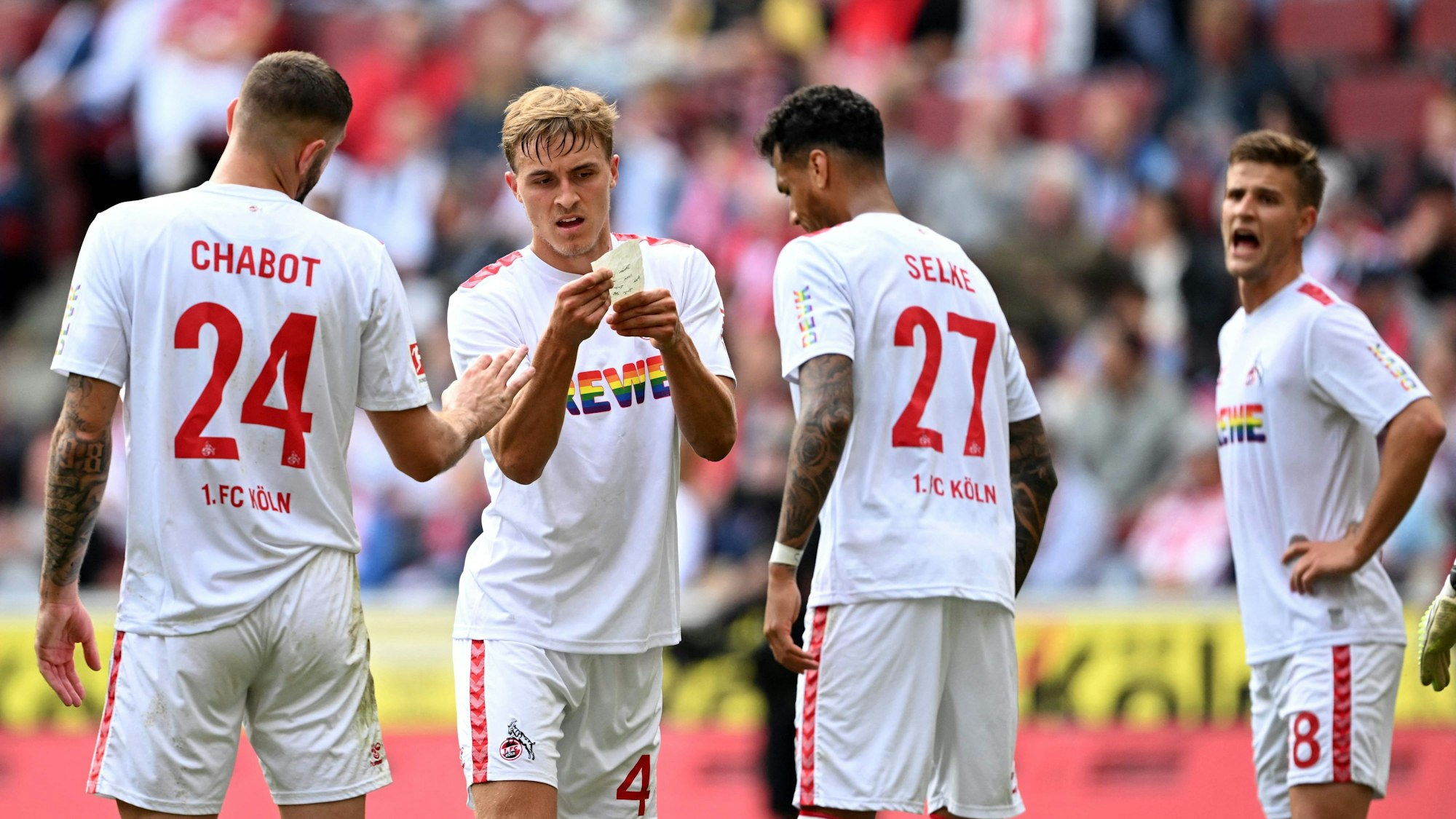 Timo Hübers, Jeff Chabot und Davie Selke besprechen sich während der Bundesliga-Partie gegen den VfB Stuttgart.
