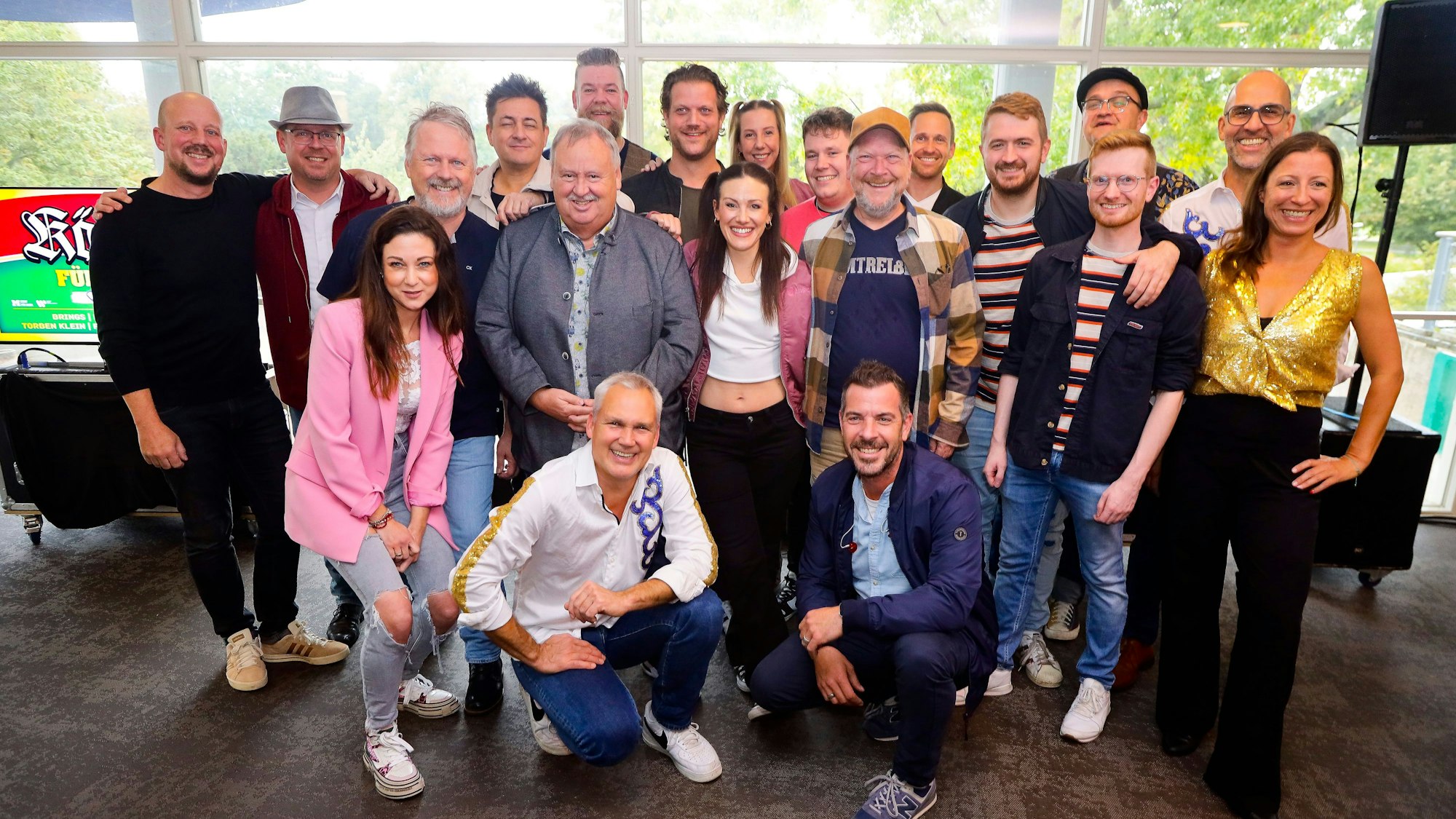 Mehrere Künstler posieren für ein Foto.