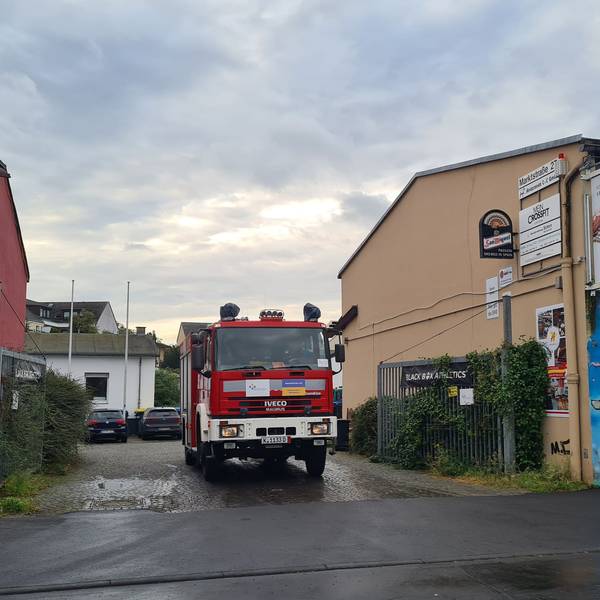 Das Löschfahrzeug, das die Stadt Emmerich gespendet hat, verlässt das Lager des Blau Gelben Kreuzes in Köln-Bayenthal.