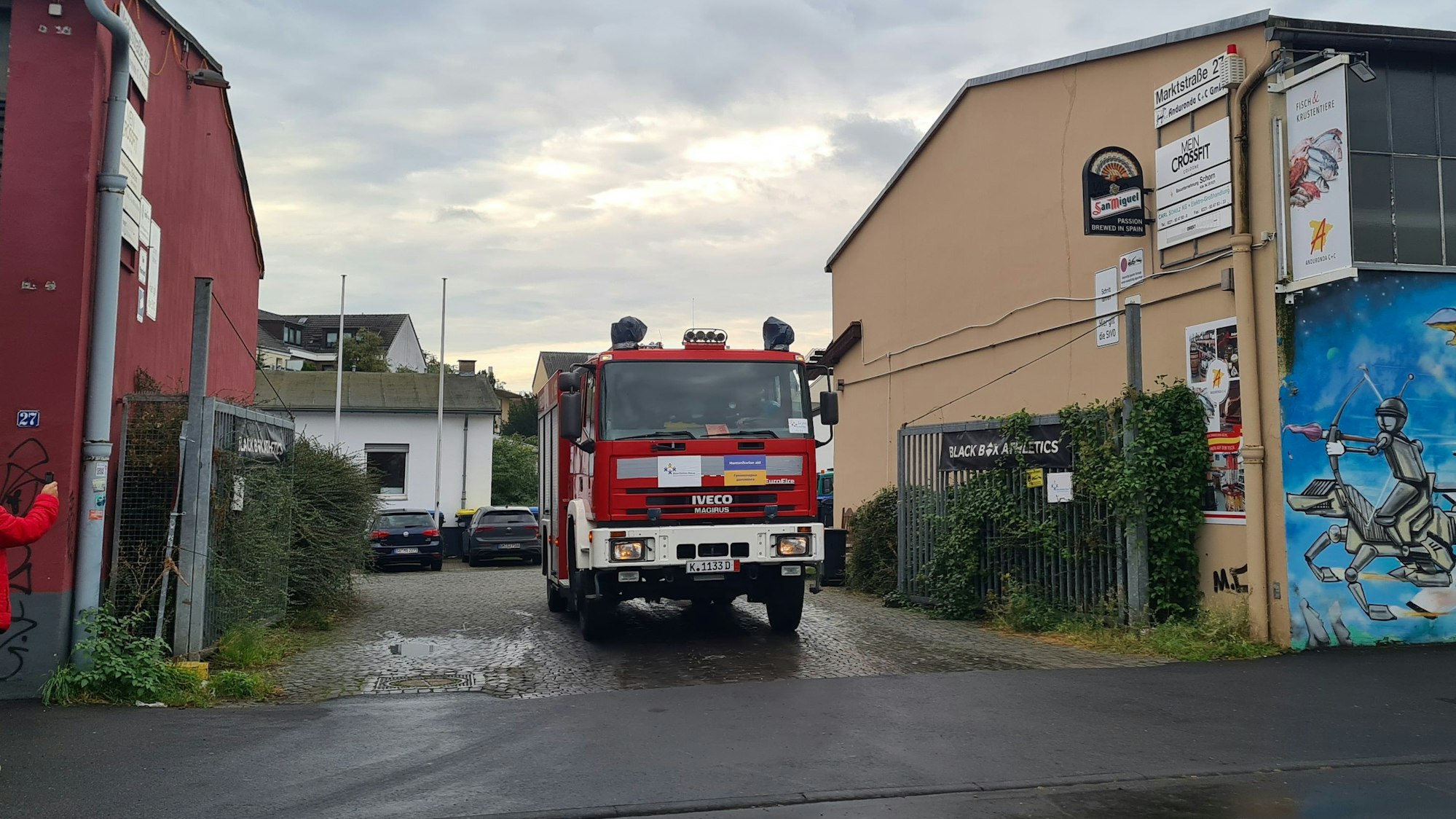 Das Löschfahrzeug, das die Stadt Emmerich gespendet hat, verlässt das Lager des Blau Gelben Kreuzes in Köln-Bayenthal.