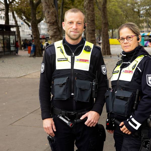 Natalie Riha und Michael Mader vom Ordnungsamt am Neumarkt