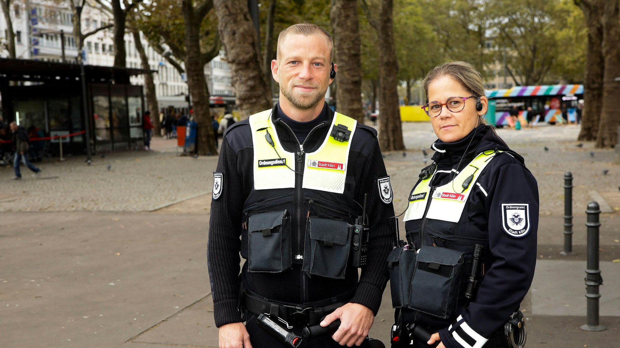 Natalie Riha  und Michael Mader vom Ordnungsamt am Neumarkt