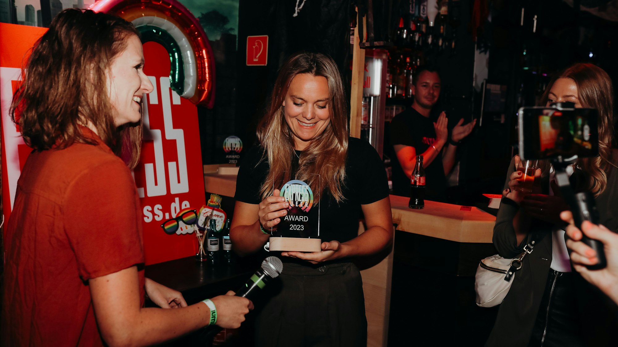 Für ihren Podcast „Busenfreundin“ wurde Ricarda Hofmann ausgezeichnet. Sie bekam die Trophäe aus den Händen von Laudatorin Madita Haustein.