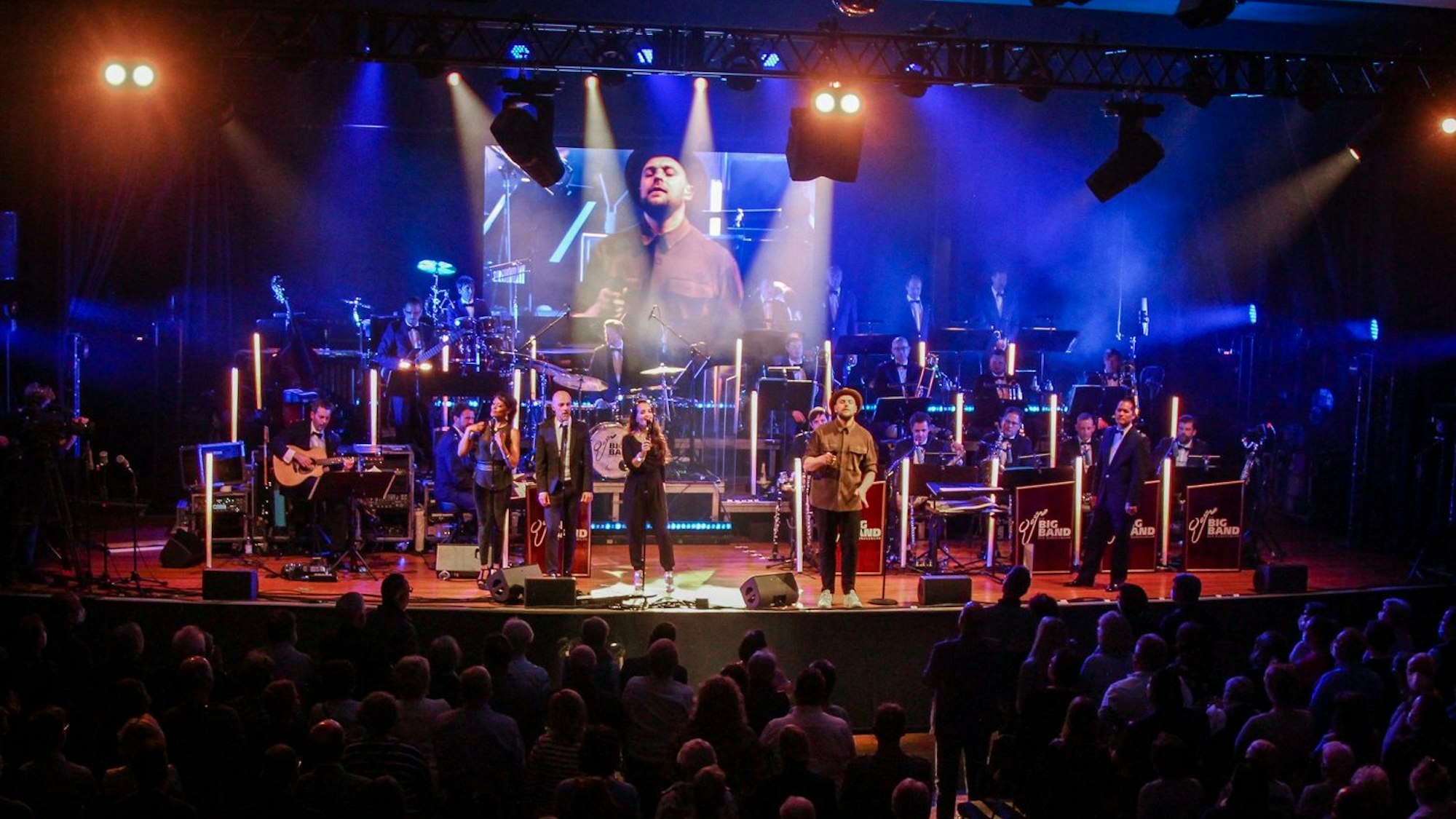 Die Bigband der Bundeswehr auf der Bühne im Feierabendhaus.