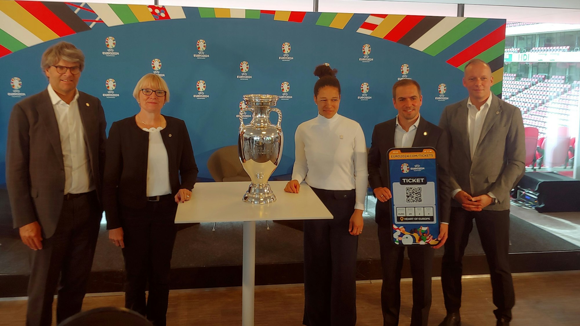 Zu sehen sind v.l.n.r.: Oliver Wolff, Hauptgeschäftsführer des Verbandes Deutscher Verkehrsunternehmen (VDV), die Vorstandsvorsitzende der Kölner Verkehrs-Betriebe (KVB), Stefanie Haaks, Uefa-Euro-Botschafterin Celia Šašic, der Turnierdirektor der Uefa, Philipp Lahm, sowie Markus Stenger, Geschäftsführer der Euro 2024 GmbH.
