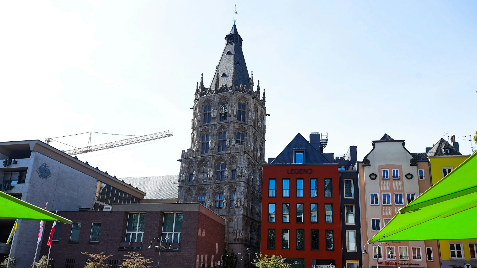 Zu sehen ist das Historische Rathaus mit dem Roten Haus (Rotes Haus) am Alter Markt in Köln.