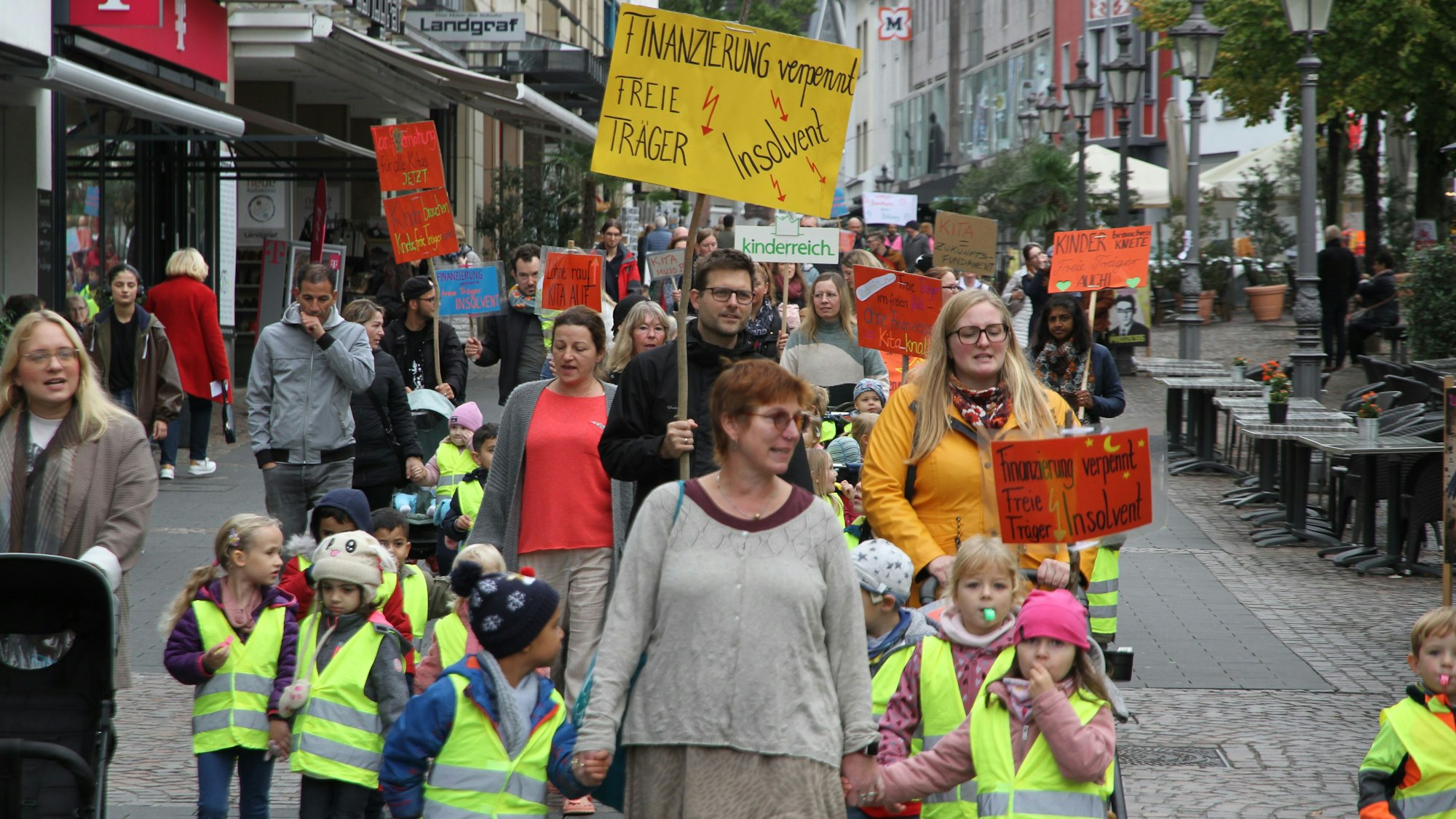 Kinder und Erwachsene mit Plakaten demonstrieren am Siegburger Markt