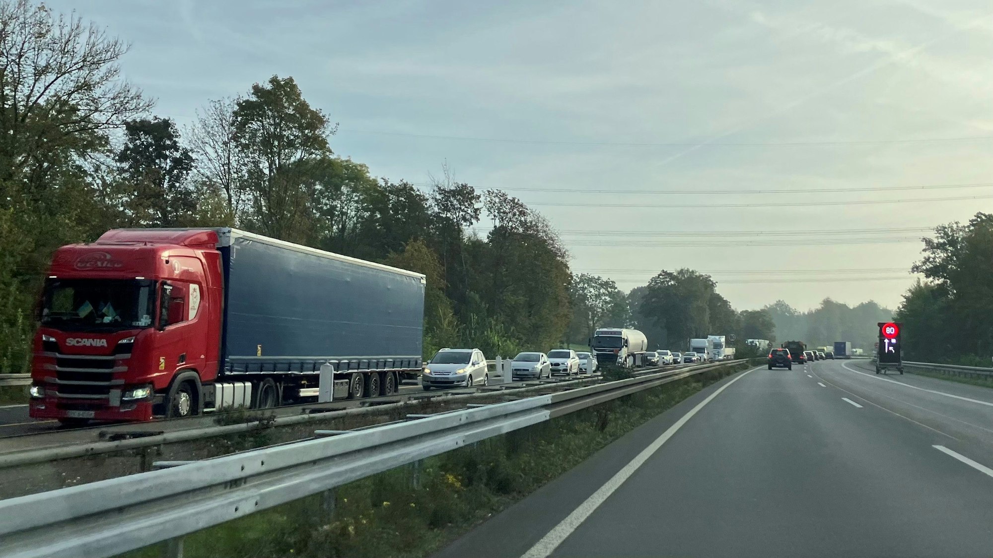 Ein Stau auf einer Autobahn.