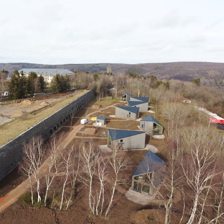 Das Foto zeigt die bereits bestehenden Ferienhäuser in Vogelsang.
