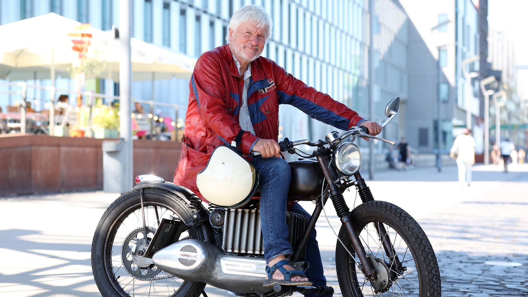 Jürgen Becker sitzt auf seinem Motorrad.