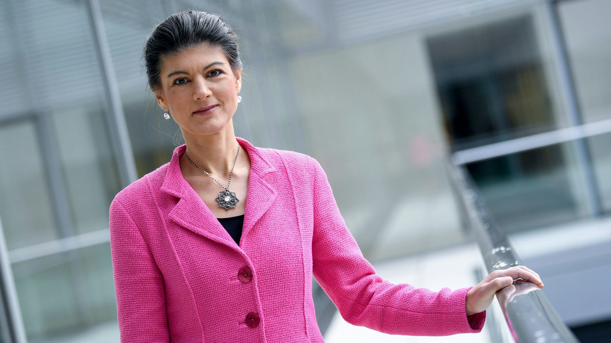 Sahra Wagenknecht, damals Fraktionsvorsitzende der Partei Die Linke, steht im Bundestag am Rande eines dpa-Interviews