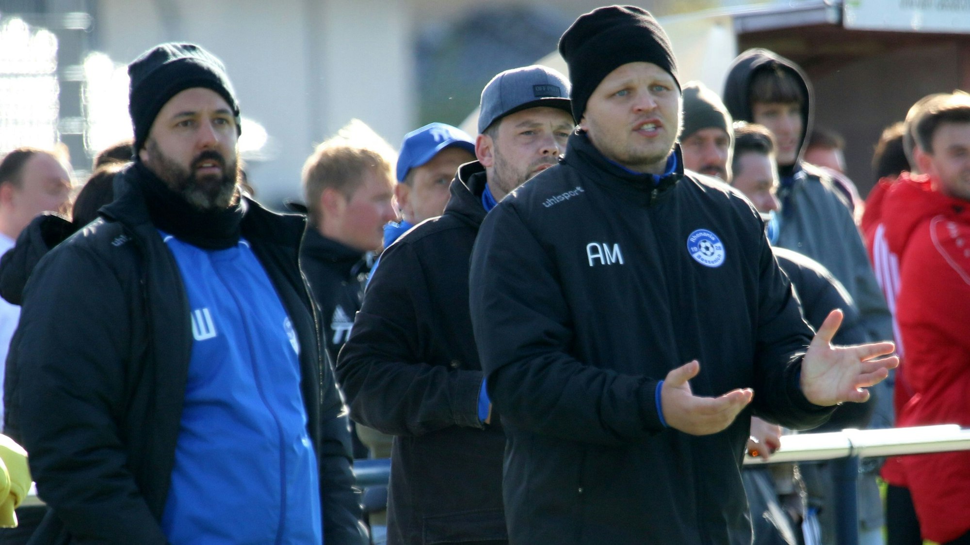 Beniamin Warrach und Artur Mezler, beide mit Mütze, schauen einer Spielszene zu.