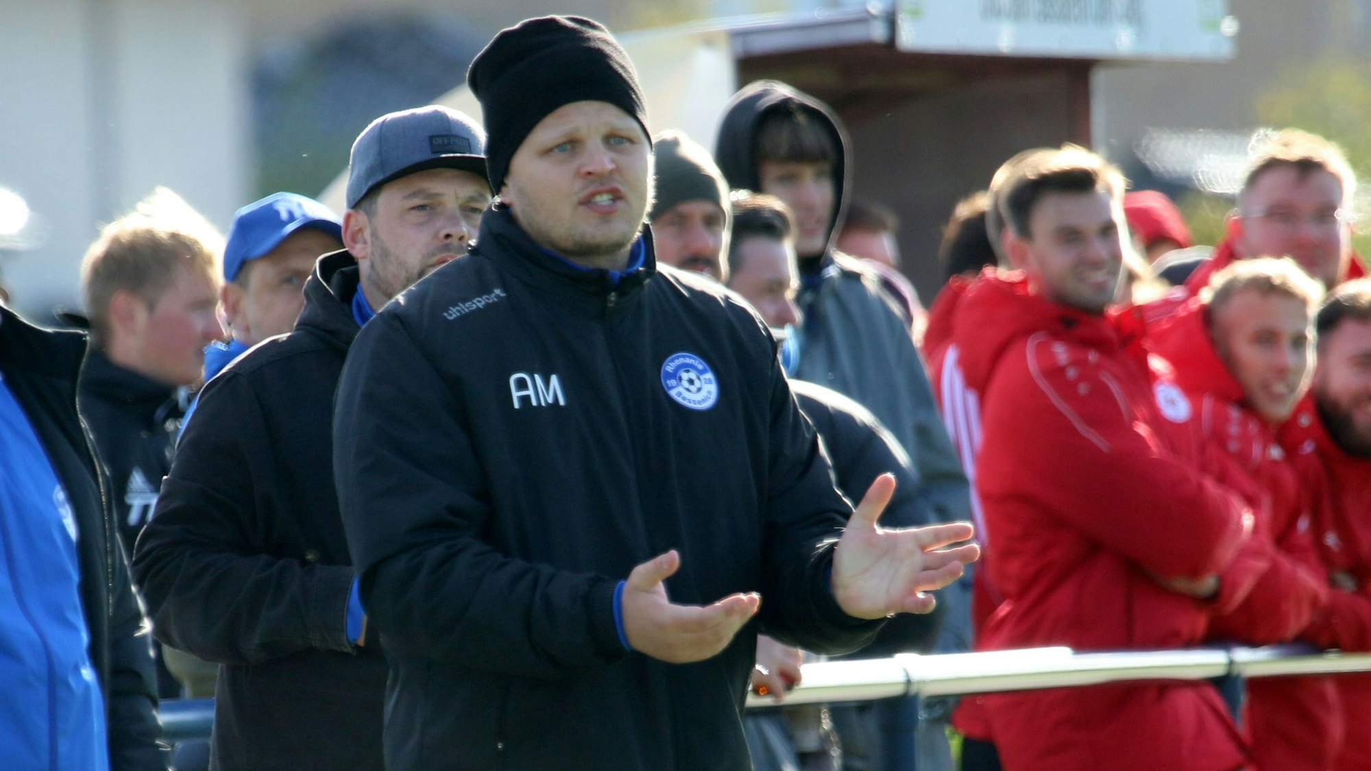 Das Bild zeigt den Bessenicher Trainer am Spielfeldrand.