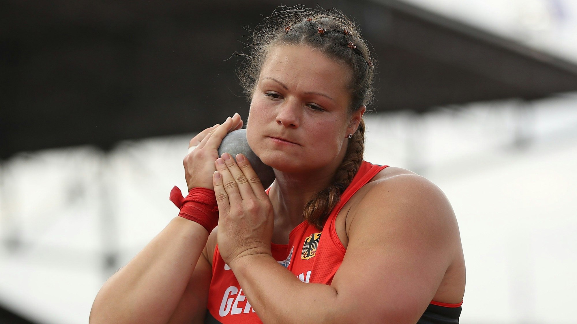Christina Schwanitz bereitet sich auf den Kugelstoß vor.