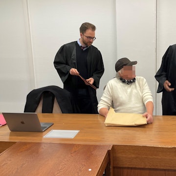 Der Angeklagte mit seinen Verteidigern Maximilian Klefenz und Dawit Stefanos im Kölner Landgericht