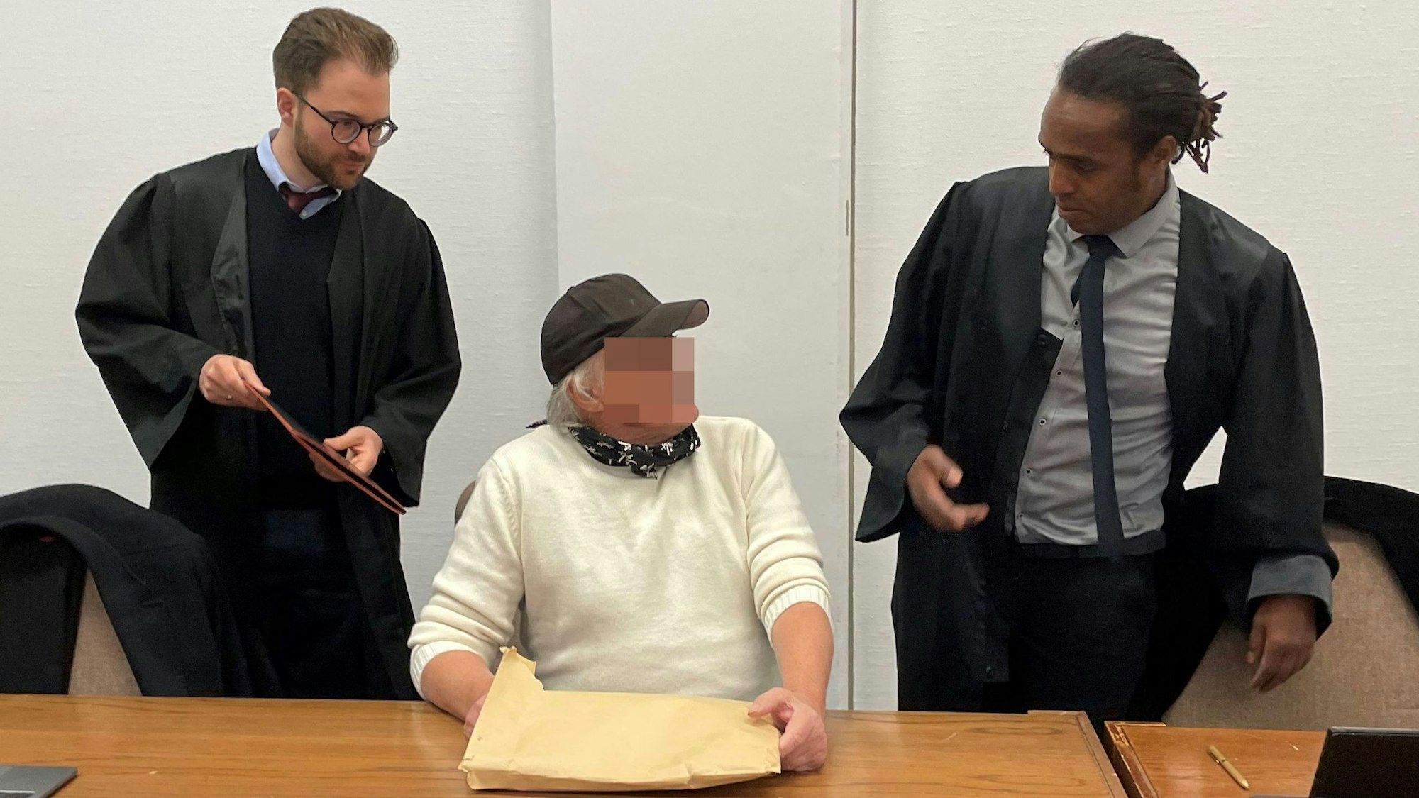 Der Angeklagte mit seinen Verteidigern Maximilian Klefenz und Dawit Stefanos im Kölner Landgericht